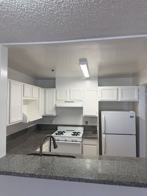 ONE BEDROOM LARGE UPPER UNIT 521 MANHATTAN PLACE – photo 1
