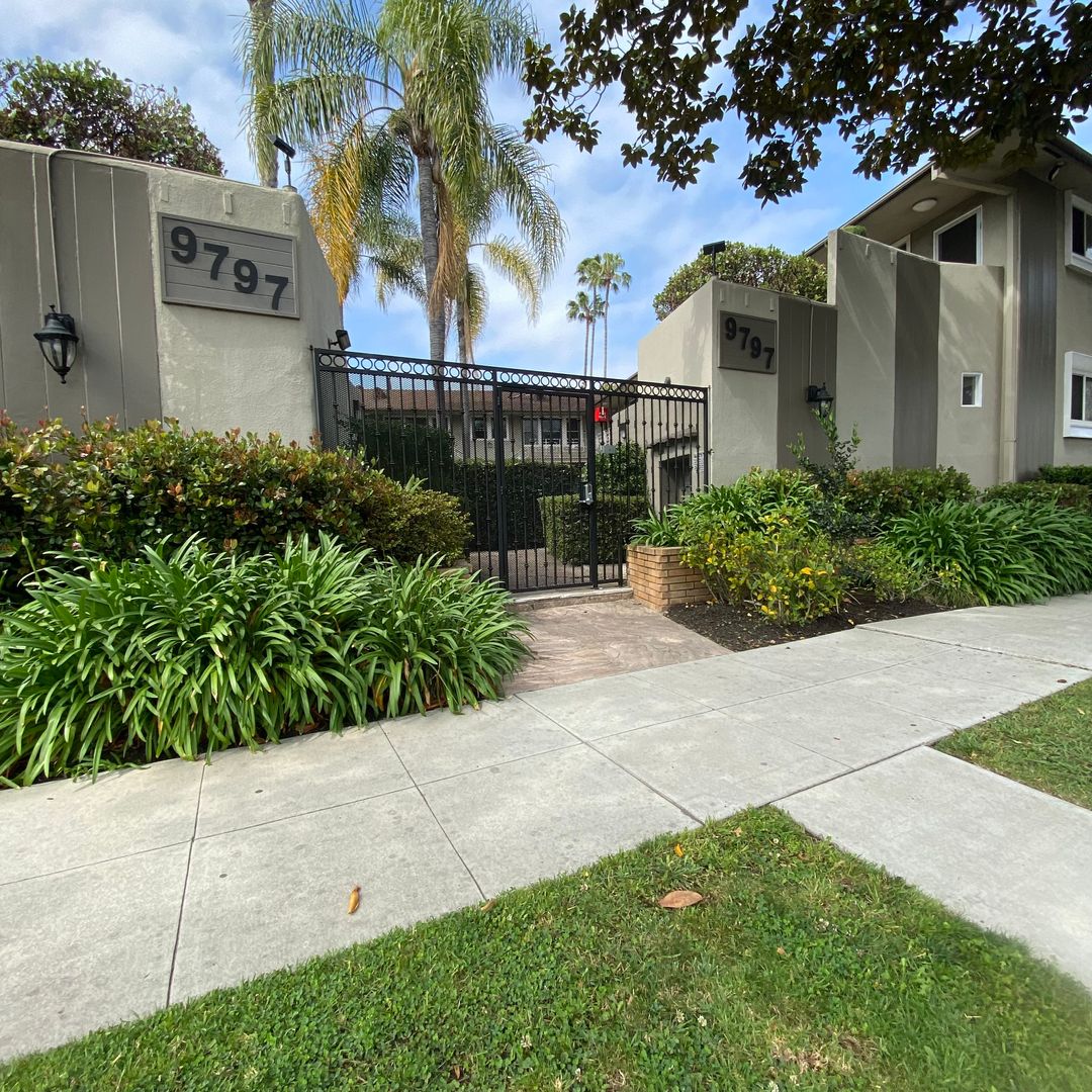 LOS ANGELES Apartment: 9797 NATIONAL BLVD