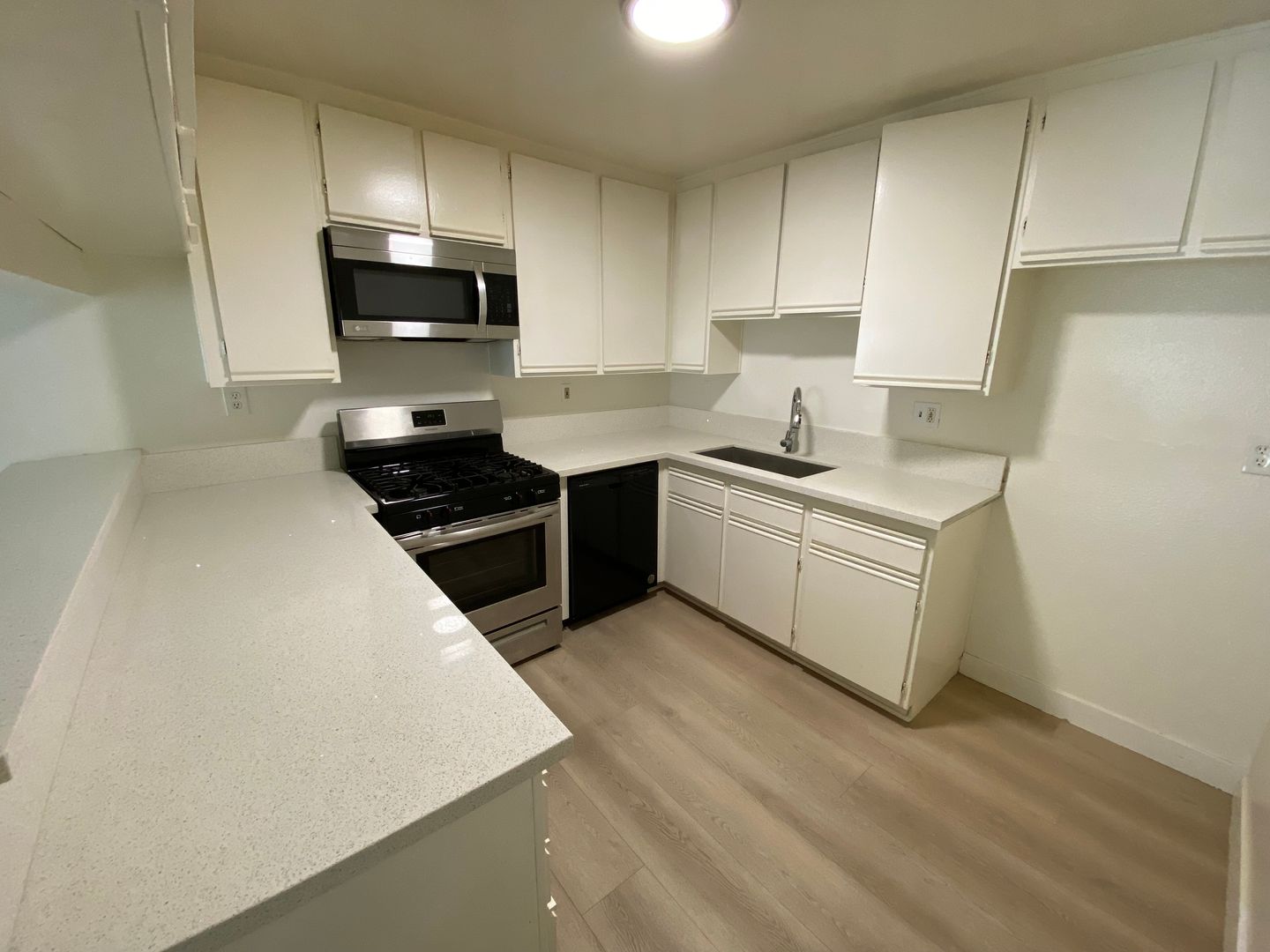 LOS ANGELES Apartment: 7139 FLIGHT AVE