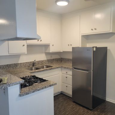 2 BEDROOM UPPER UNIT APARTMENT SOUTH TO CULVER CITY – photo 1