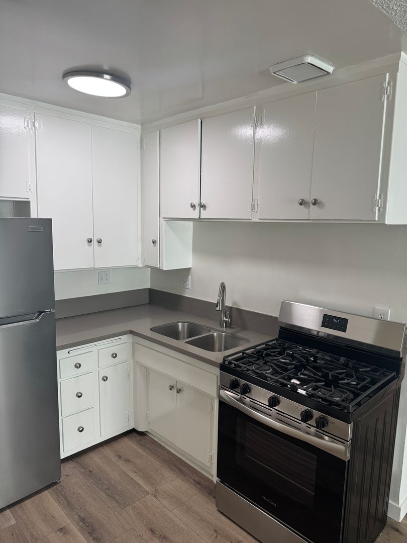 SANTA MONICA Apartment: 948 11TH ST