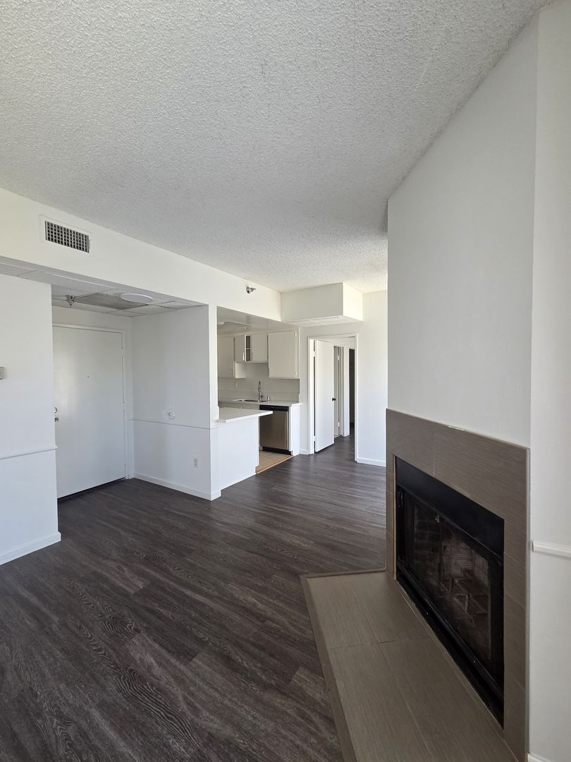 LOS ANGELES Apartment: 10142 NATIONAL BLVD