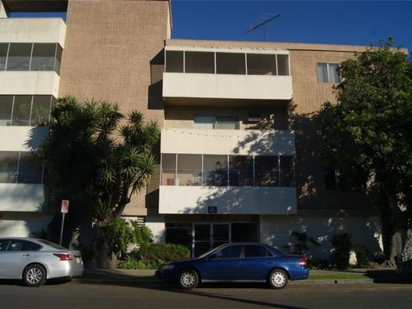 LOS ANGELES Apartment: 820 S.KINGSLEY DR.