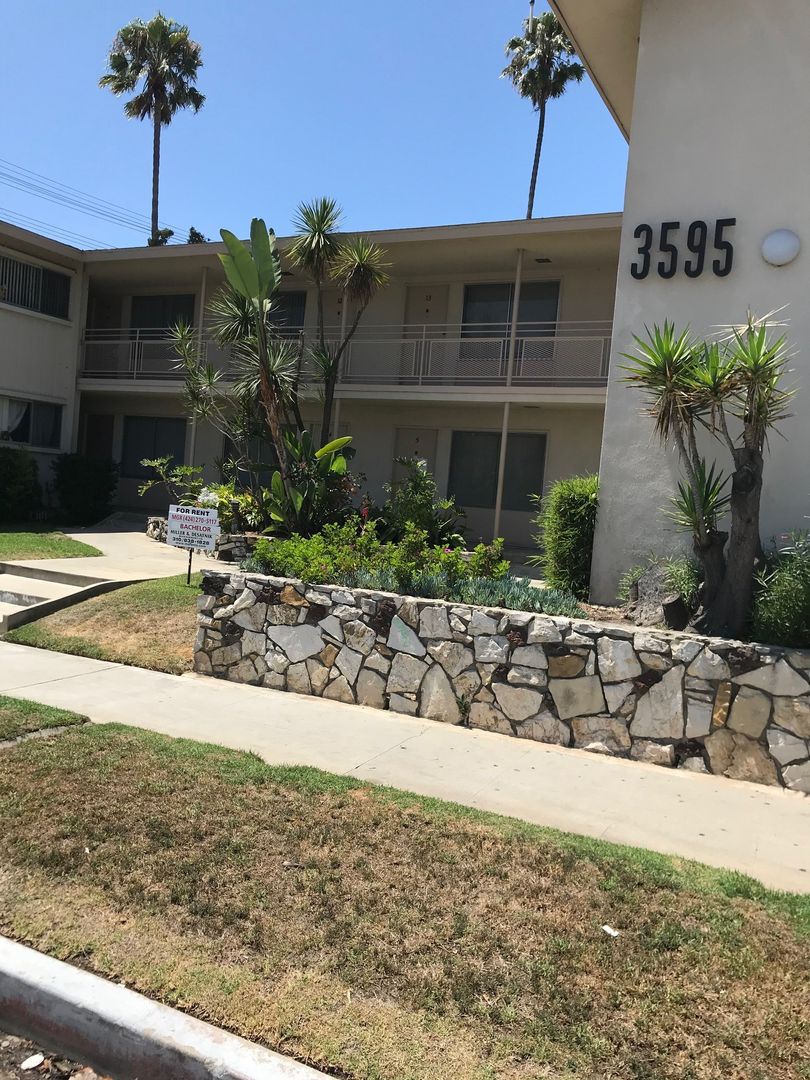 LOS ANGELES Apartment: 3575 -3585-3595 S. SEPULVEDA
