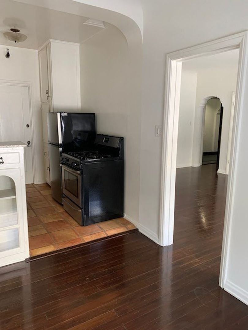 BEVERLY HILLS Apartment: 124 S.CAMDEN DR