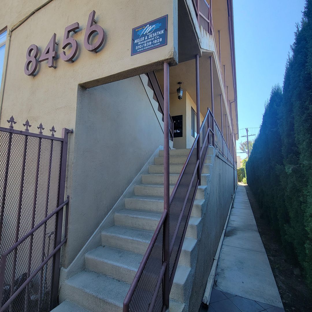 LOS ANGELES Apartment: 8456 BLACKBURN AVE