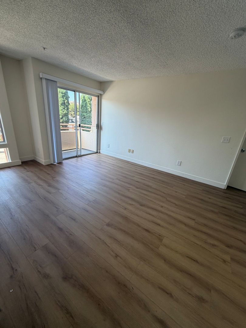 LOS ANGELES Apartment: 813 ALPINE ST.