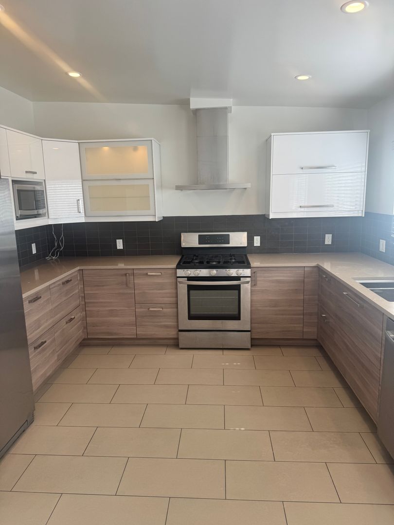 LOS ANGELES Apartment: 11670 CHENAULT ST
