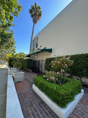 1 BEDROOM APARTMENT IN BEVERLY HILLS to View By Appt
