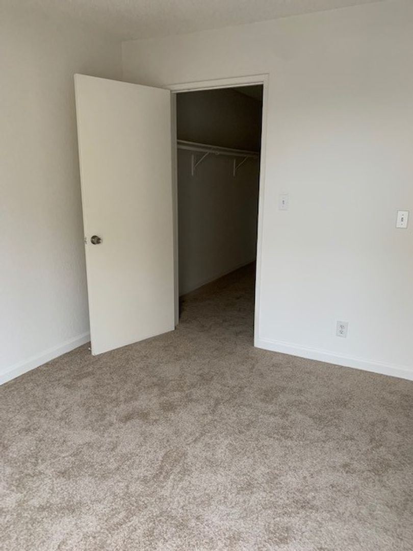 LOS ANGELES Apartment: 10323 WOODBINE ST.