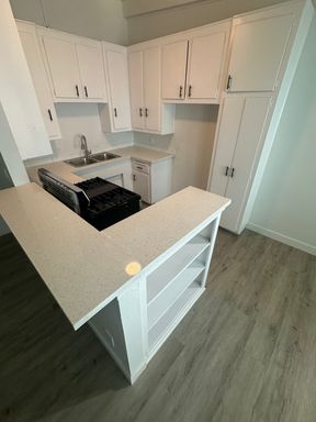 UPPER ONE BEDROOM NEAR WILSHIRE BLVD AND UCLA SHOPS – photo 1