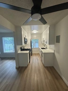 1 BED AND 1 BATH LOWER UNIT IN PALMS – photo 1