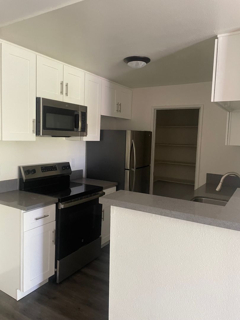 LOS ANGELES Apartment: 3333 MOTOR AVE