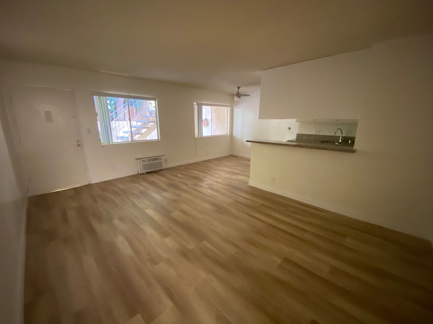 LOS ANGELES Apartment: 3735 JASMINE AVENUE