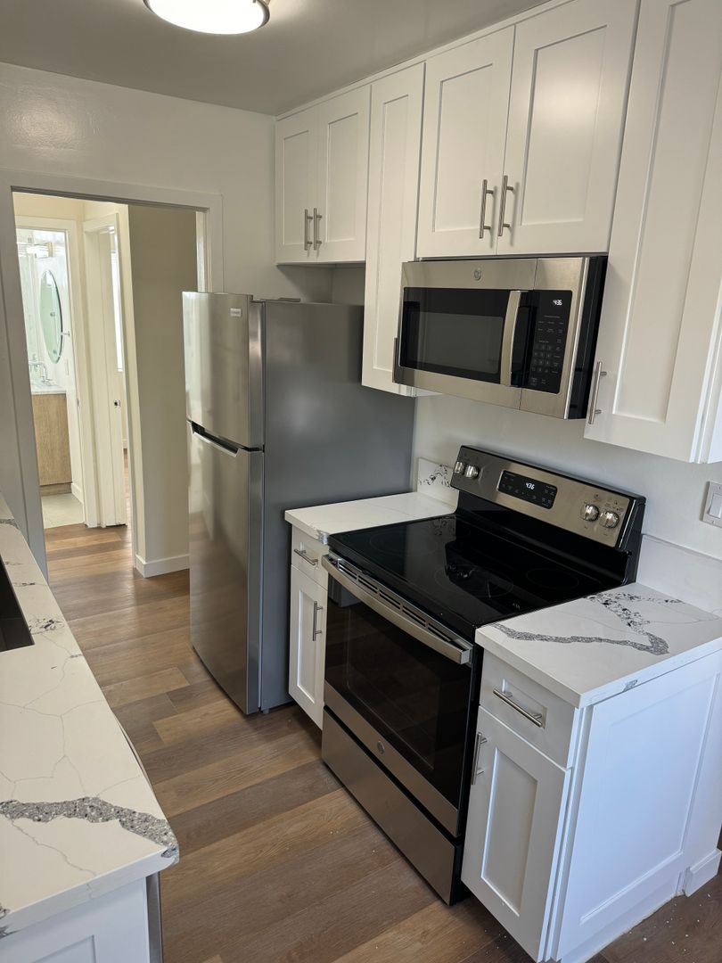 SANTA MONICA Apartment: 323 MARINE ST