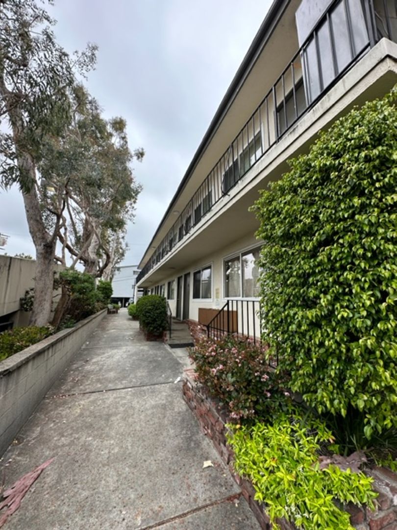 LOS ANGELES Apartment: 11621 DARLINGTON AVENUE