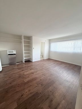 PALMS AREA STUDIO UNIT WITH POOL ACCESS – photo 1
