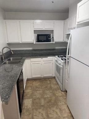 LARGE BRIGHT AWESOME STUDIO WITH FULL KITCHEN IN KOREATOWN – photo 1
