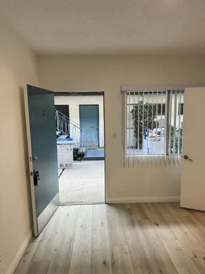 UPGRADED CHARMING LOWER SANTA MONICA STUDIO UNIT