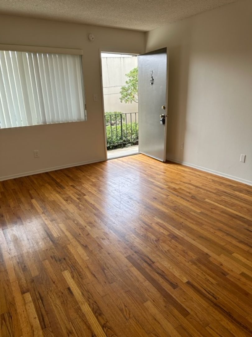 LOS ANGELES Apartment: 11621 DARLINGTON AVENUE