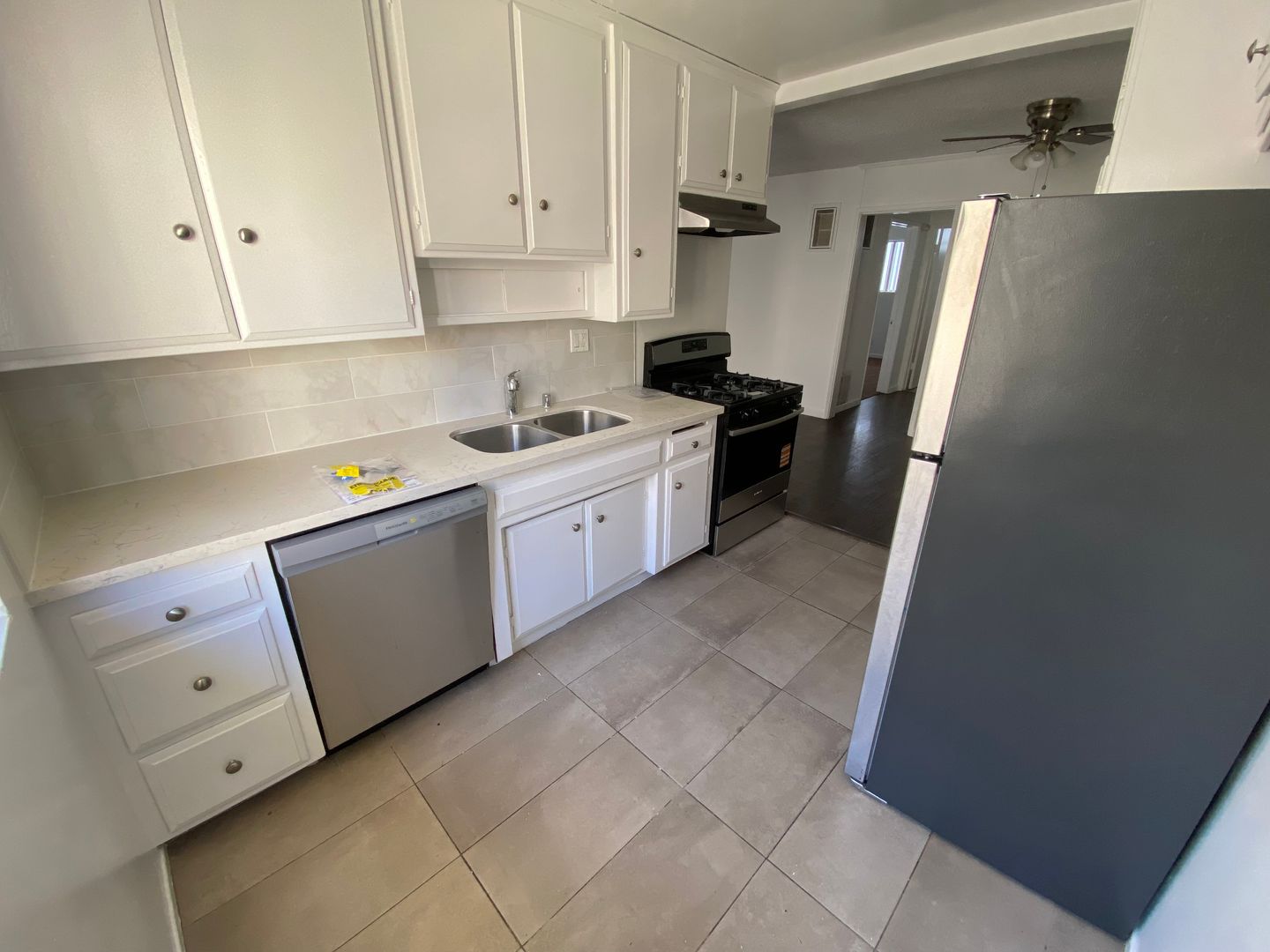 LOS ANGELES Apartment: 11836 DARLINGTON AVE