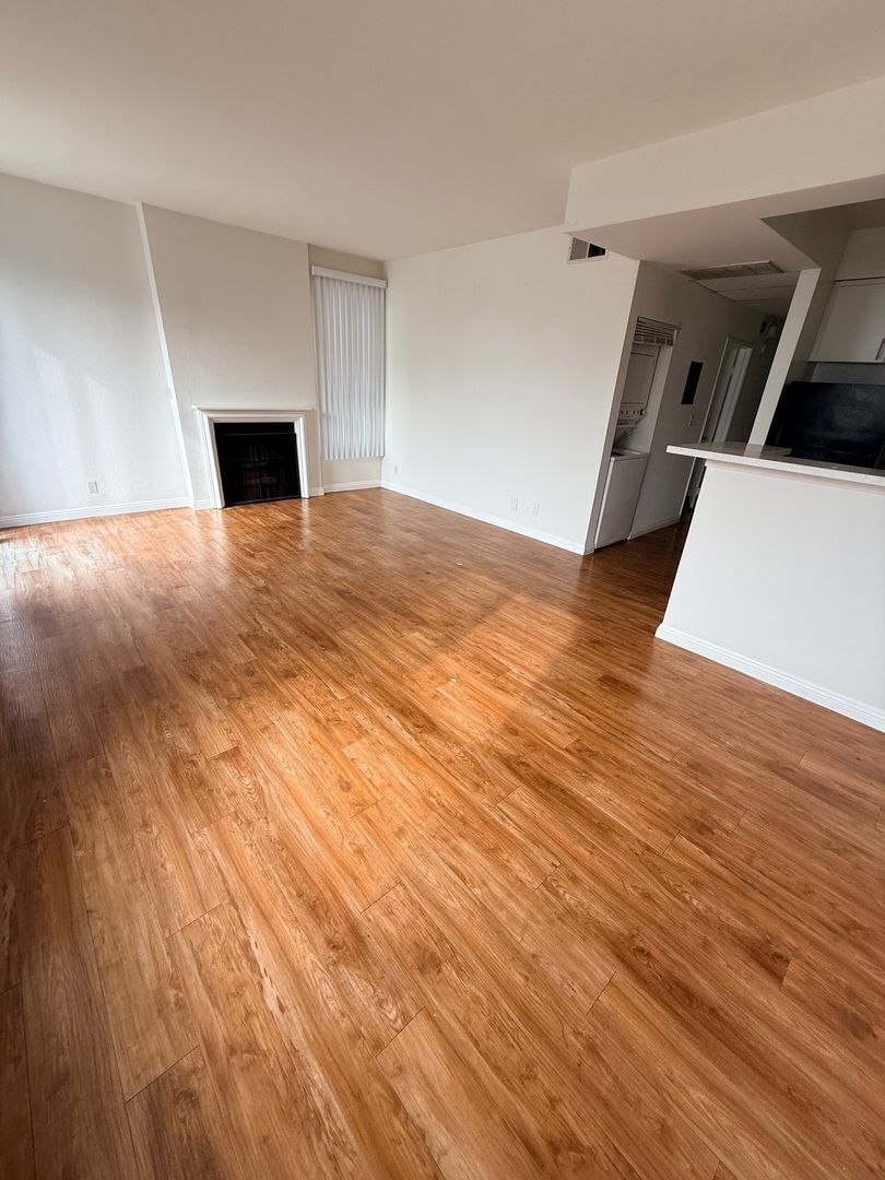 LOS ANGELES Apartment: 6719 W. 86TH PL.