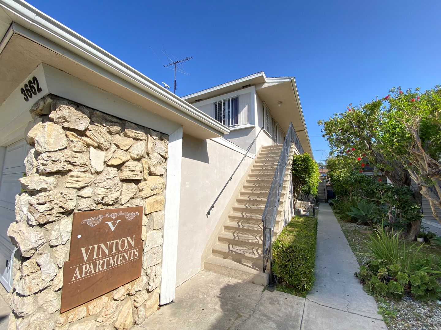 LOS ANGELES Apartment: 3662 VINTON AVE.