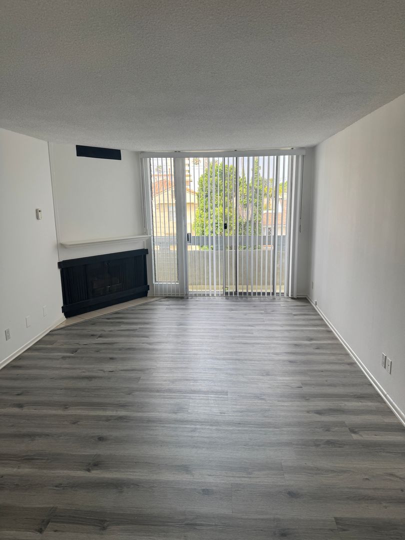 SANTA MONICA Apartment: 1045 3rd STREET