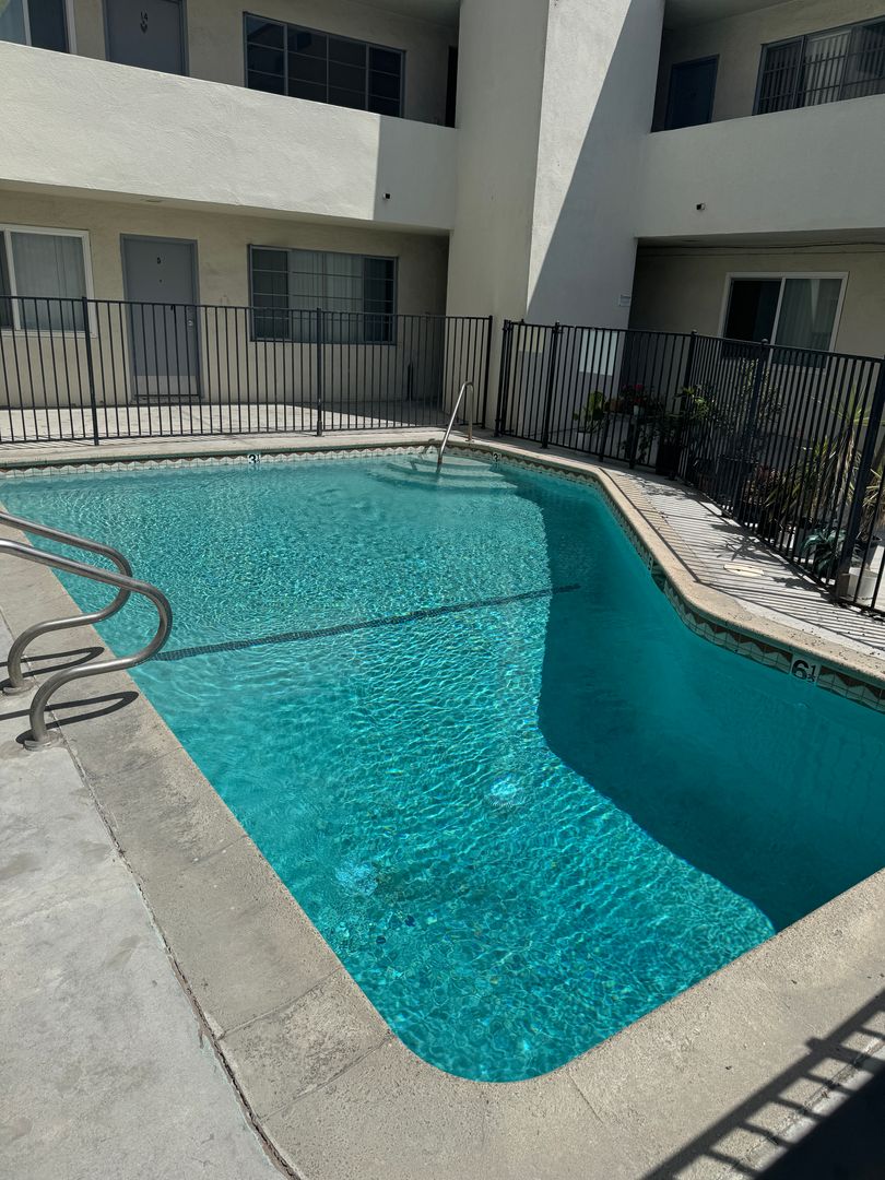 SANTA MONICA Apartment: 323 MARINE ST