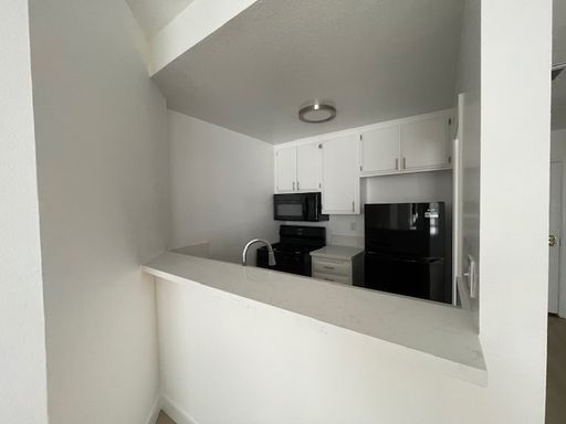 UPGRADED STUDIO UNIT WITH FULL KITCHEN IN MAR VISTA AREA – photo 1