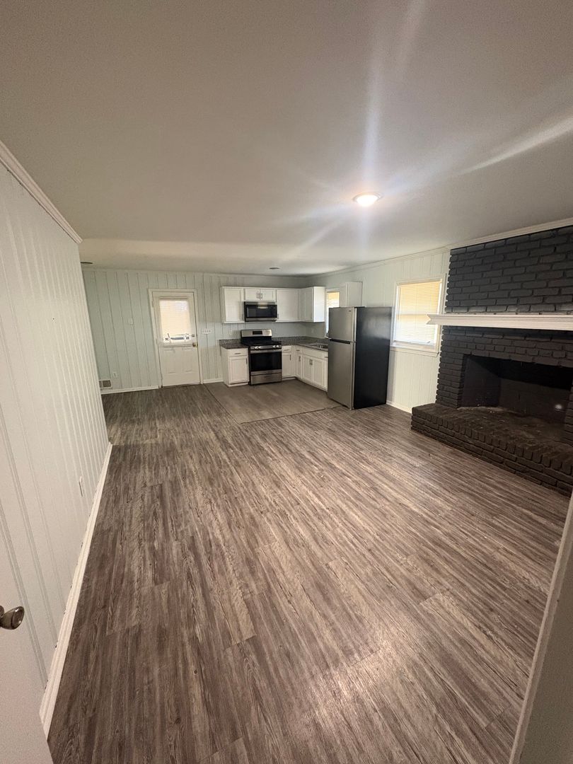 East Point Apartment: 4060 Janice Drive