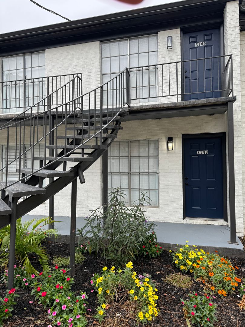 East Point Apartment: 3128 Chateau Boulevard