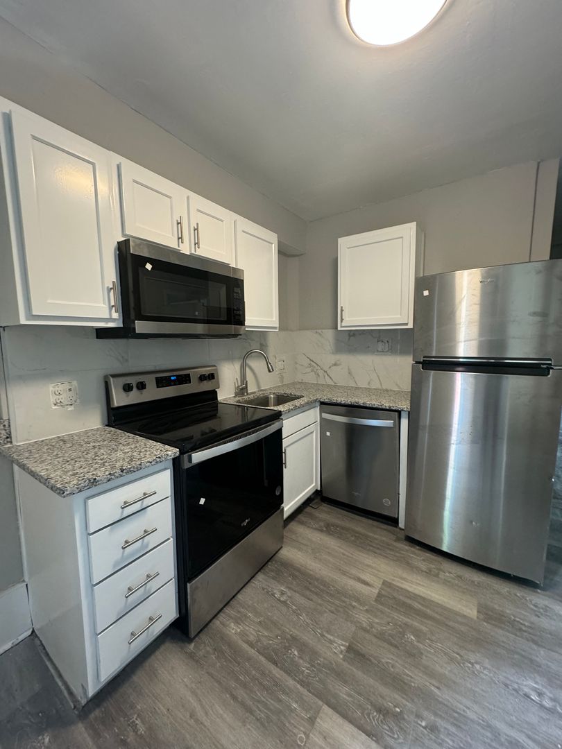 Marietta Apartment: 815 South Cobb Dr