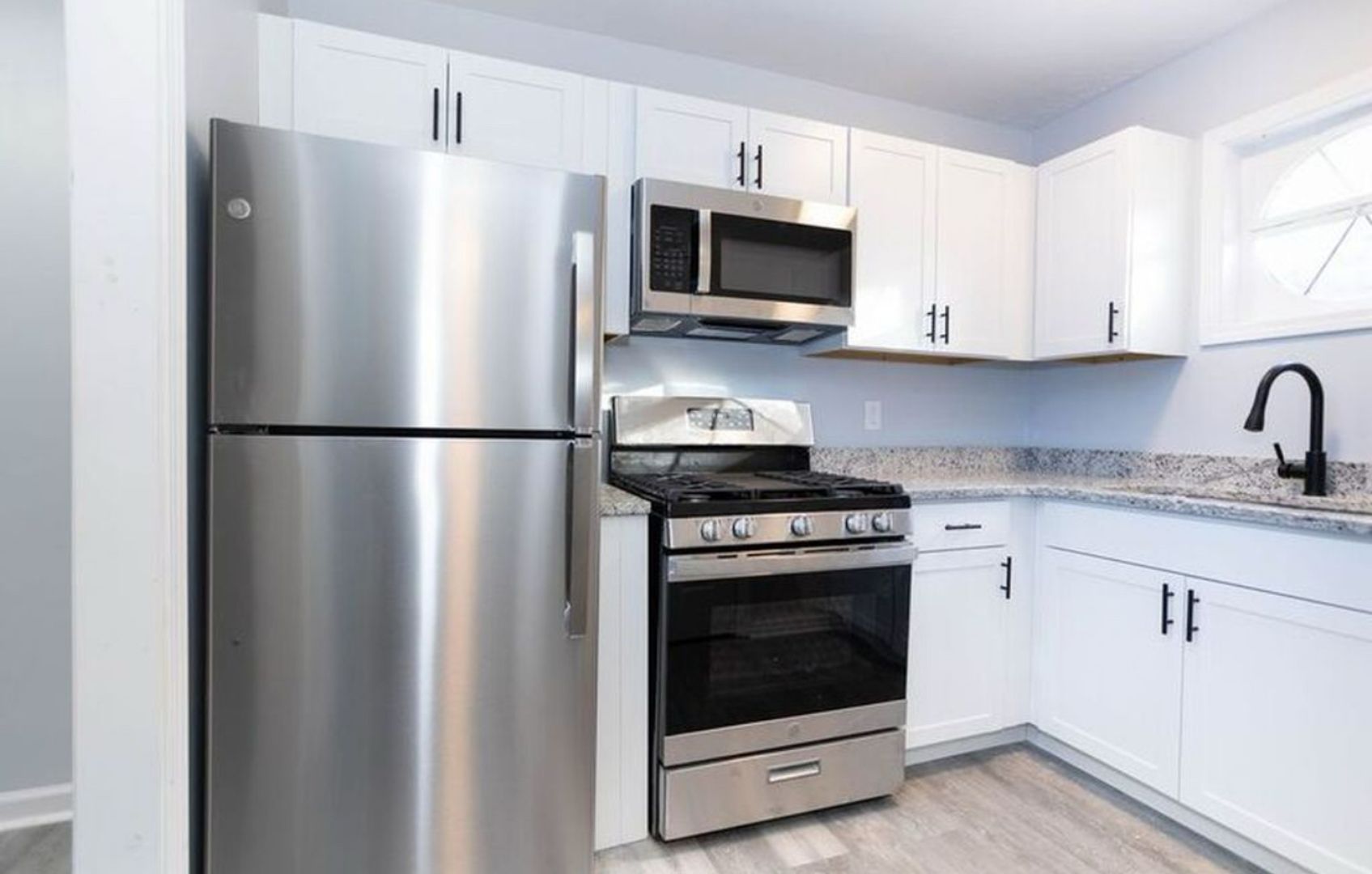 East Point Apartment: 3128 Chateau Boulevard