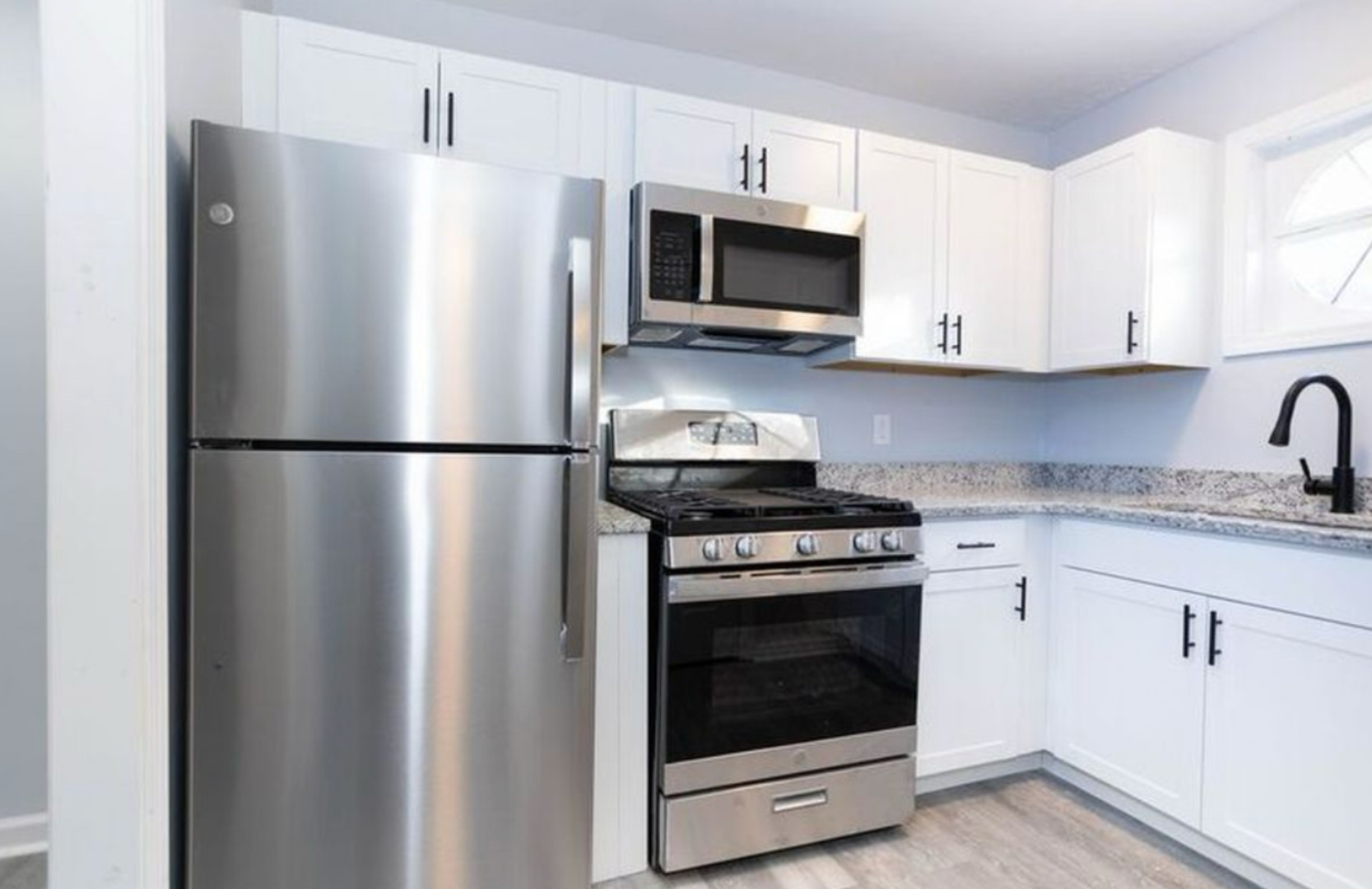 East Point Apartment: 3128 Chateau Boulevard