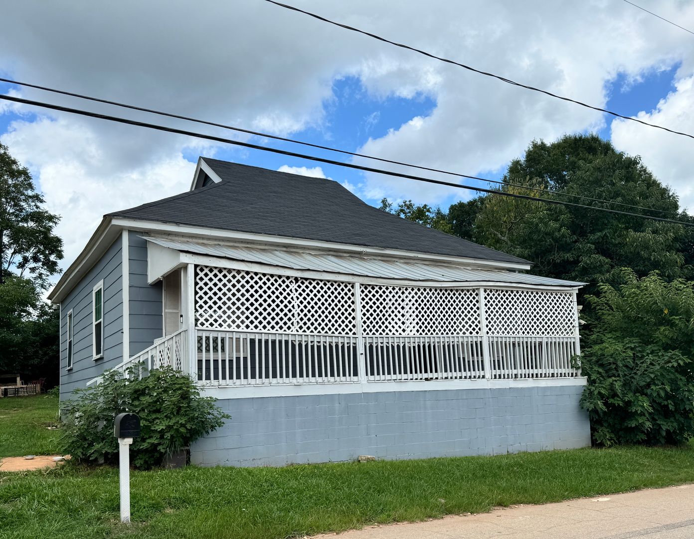 2 Bedroom Cottage with Charm!