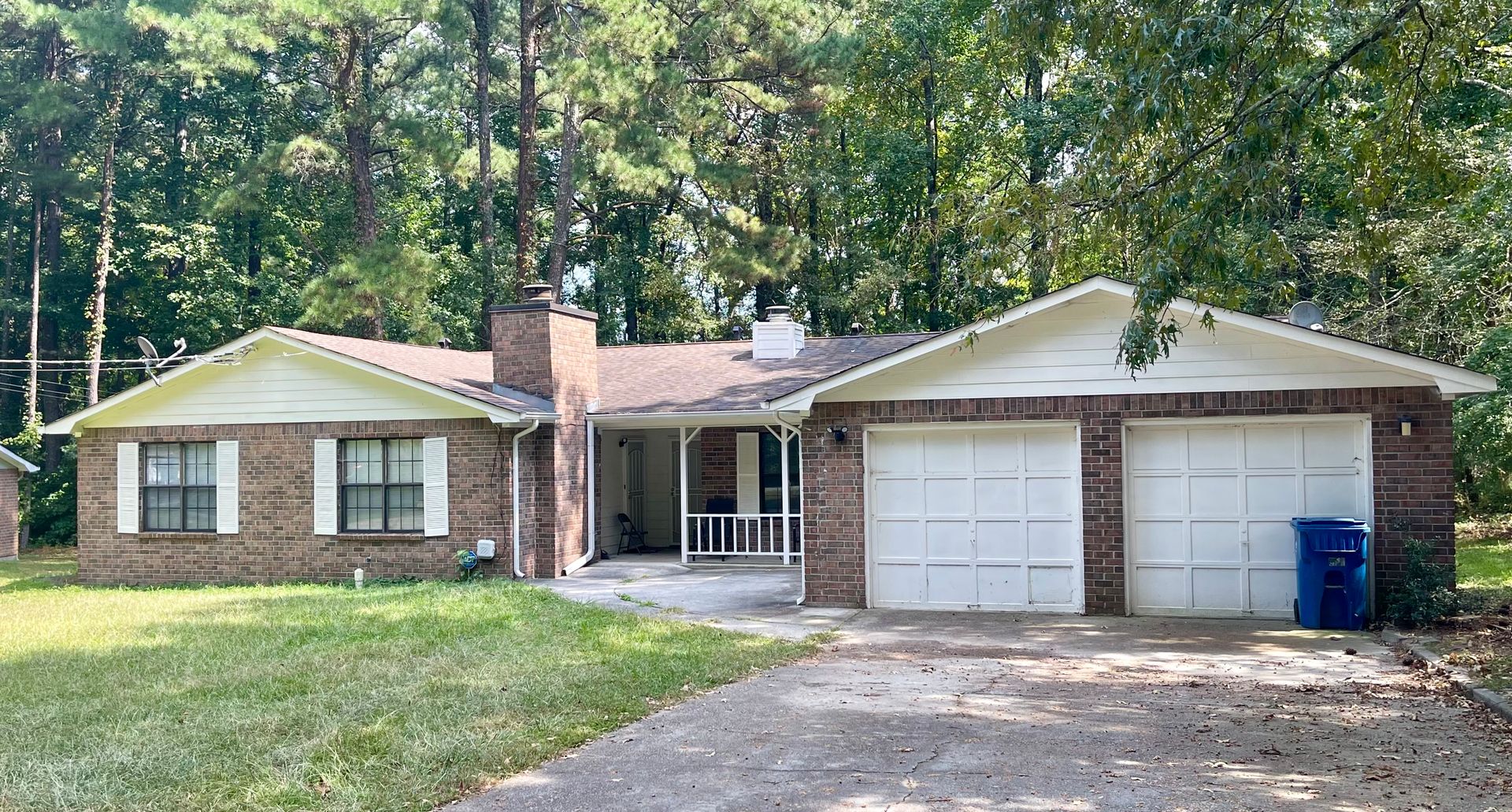 Riverdale House: 328 River Oak Dr