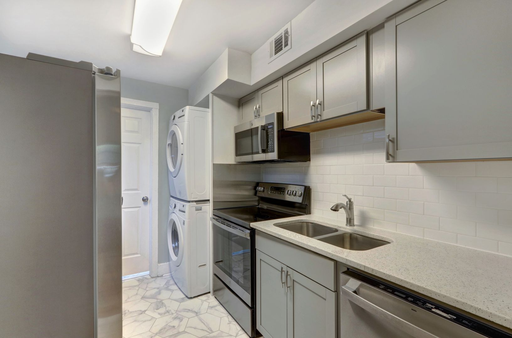 Savannah Apartment: 1213 Atlantic Ave