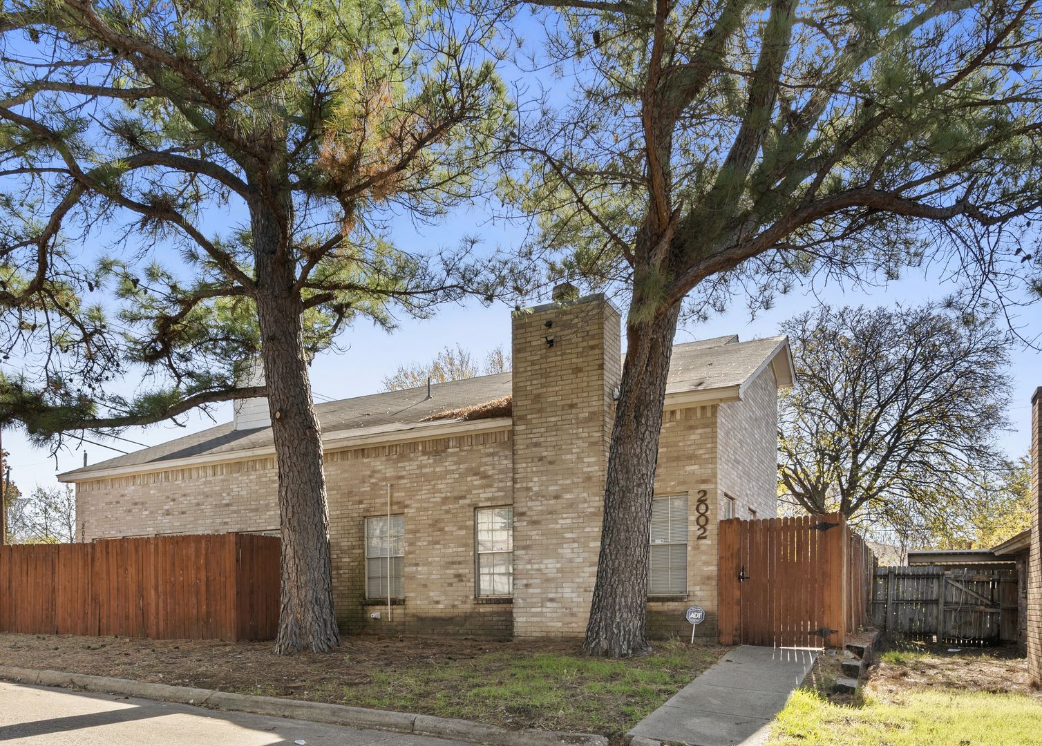 Arlington House: 2002 Minnie Drive