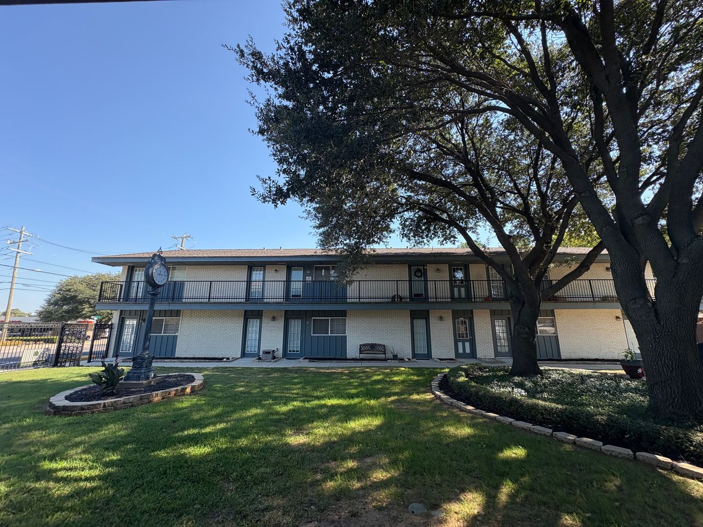 Grapevine Apartment: 1207 W Wall Street