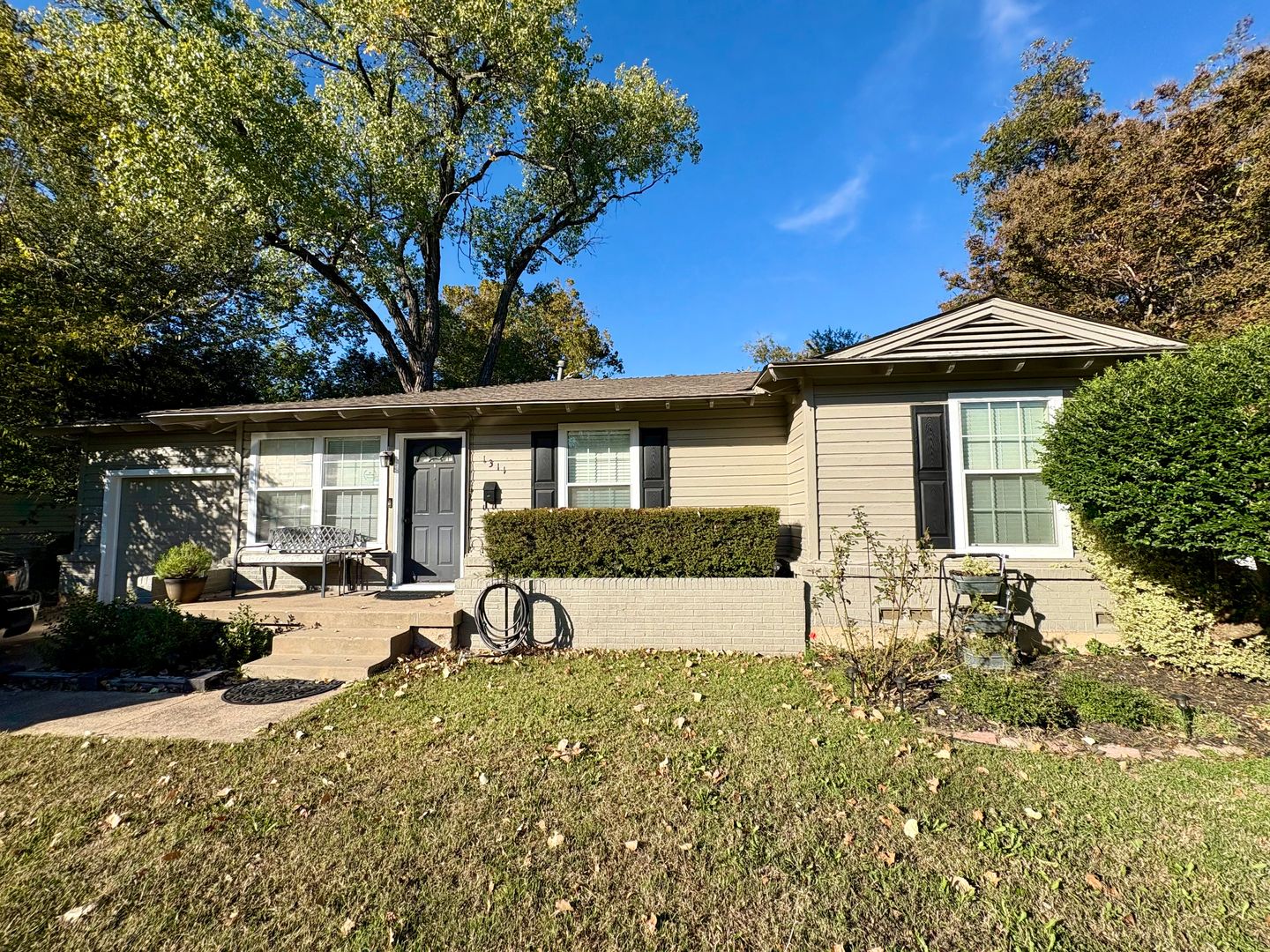 Arlington House: 1311 W Lovers Lane