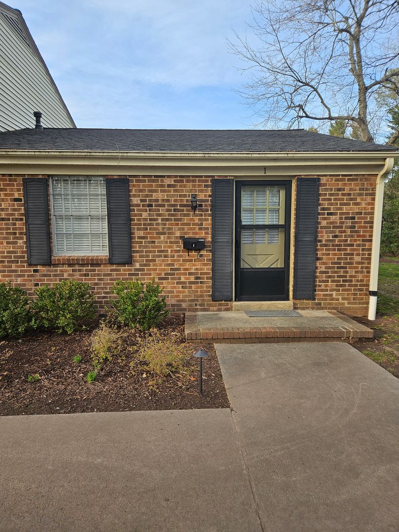 Chapel Hill House: 1002 Willow Dr #1