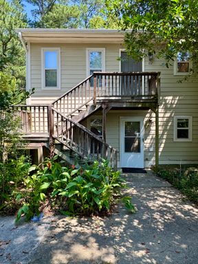 All-Inclusive Living Steps from East Franklin St – Relax at The Retreat! Flexible Move in! – photo 1