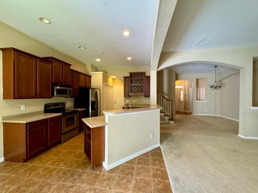 Upscale 3BR Vineyard Square Townhome | Gourmet Kitchen & Two-Car Garage – photo 1