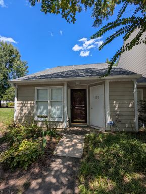 Beautiful townhouse with lakeside views, convenient to Chapel Hill and Durham! – photo 1