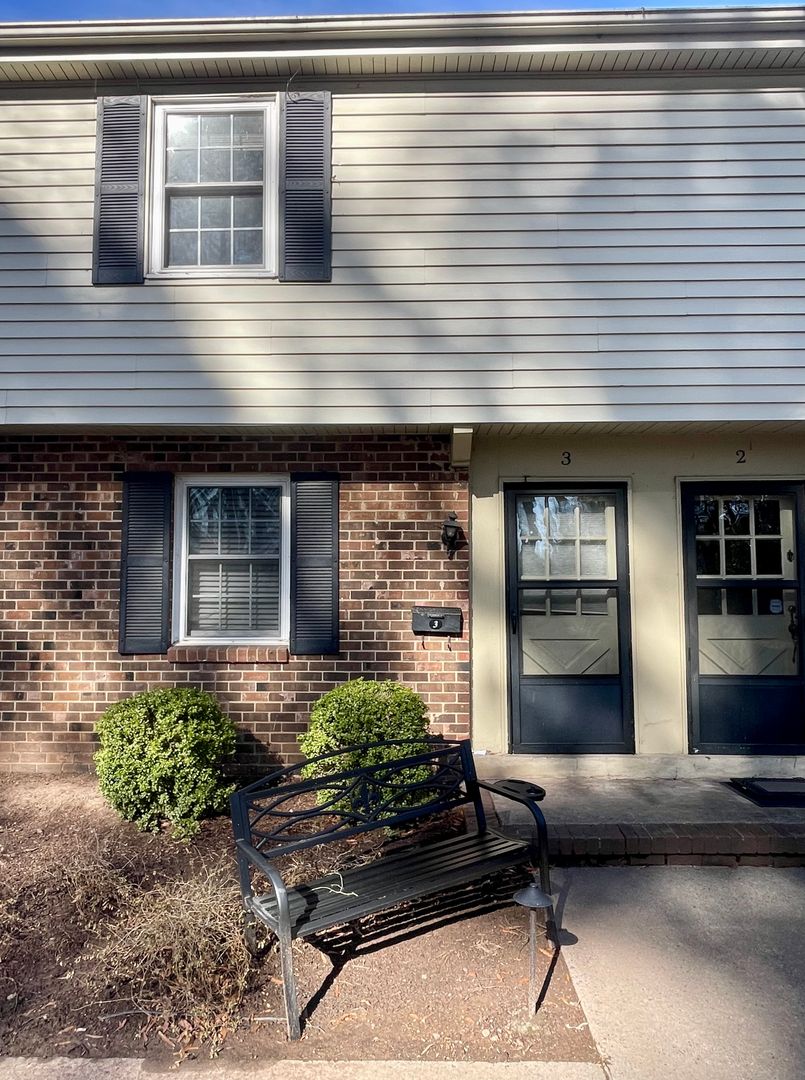 Chapel Hill House: 1002 Willow Dr #3