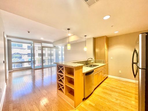 Beautiful 1 bedroom condo with amenities galore! – photo 1