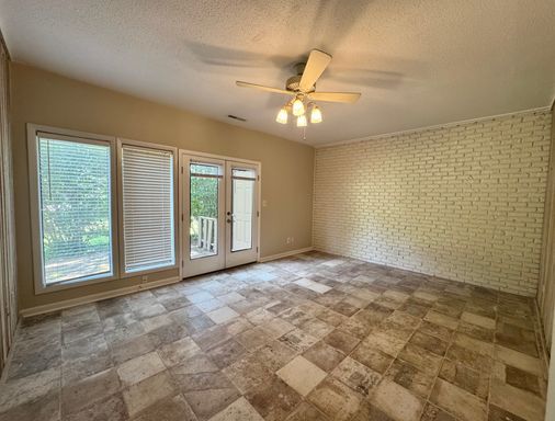 2-bedroom townhouse in the Oaks! – photo 1
