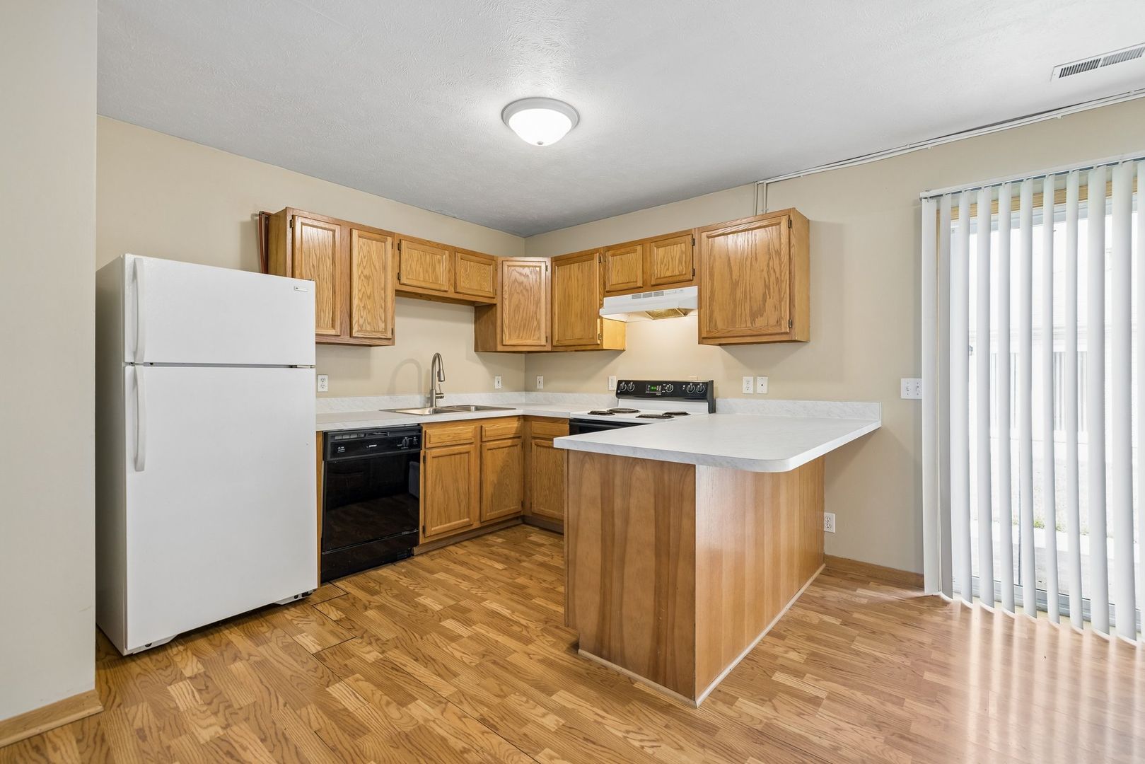Lincoln Apartment: 556-558 Lamont