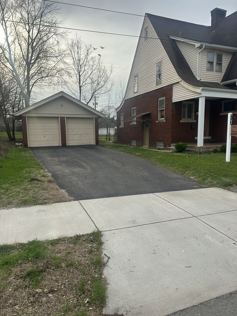 Circleville House: 118 N Washington St